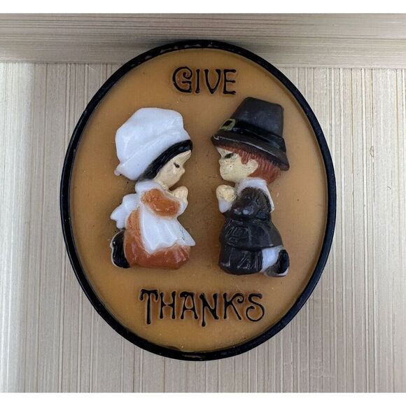 Vtg Thanksgiving Brooch Lapel Pin "Give Thanks" Praying Pilgrims 1.5" Hallmark - Picture 2 of 5